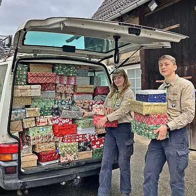 Geschenke werden verladen Pfadfinder laden Geschenke ein