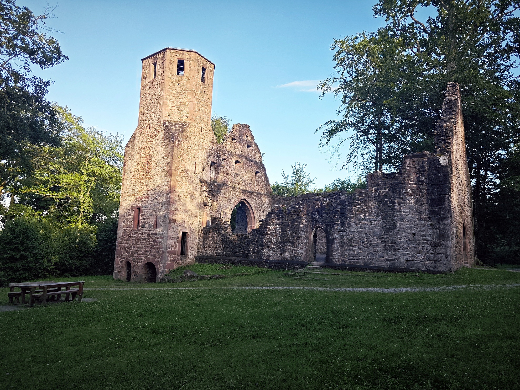 St. Babara Ruine in der Abendsonne