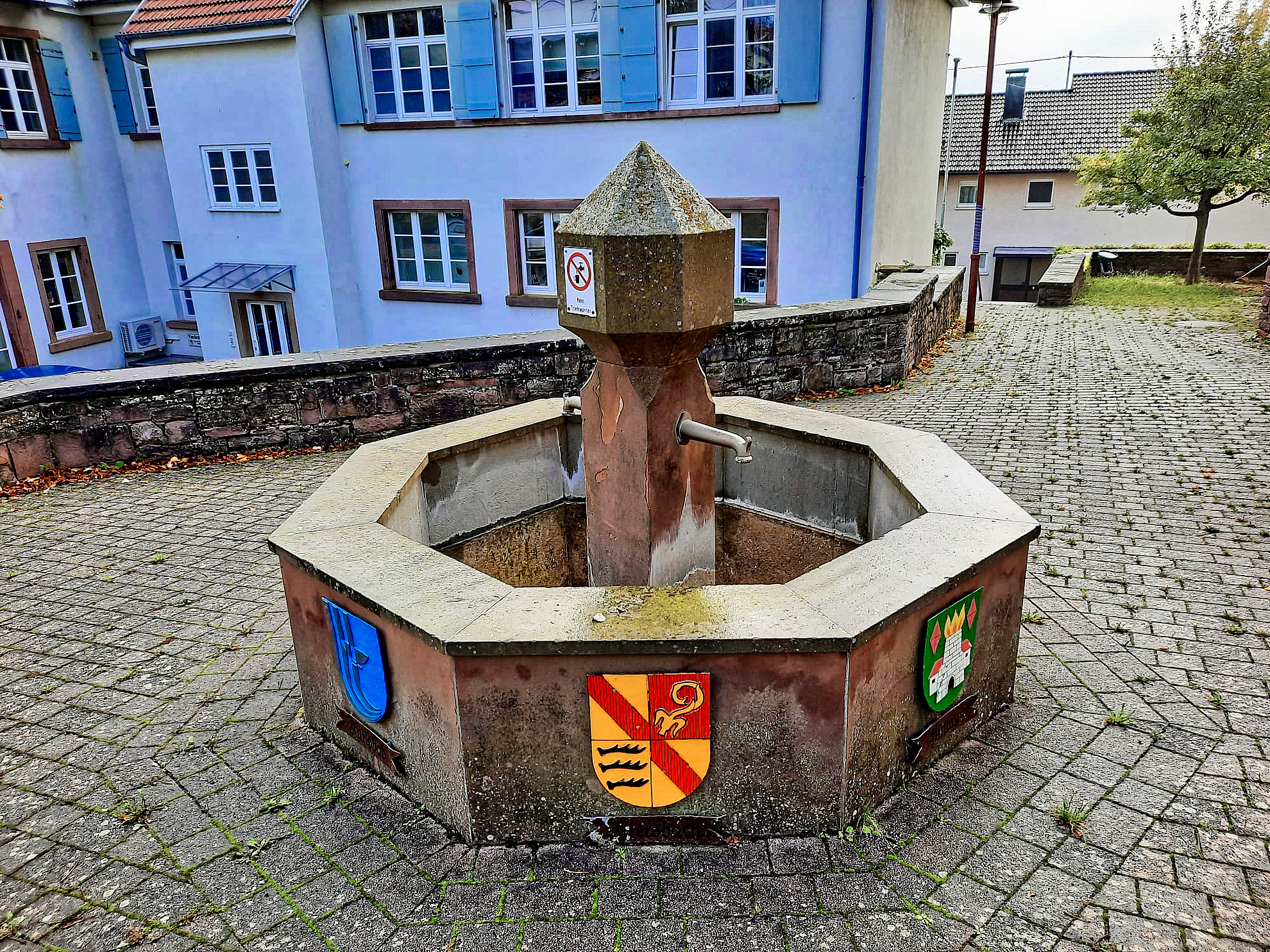 Brunnen bei der Kirche in Ittersbach